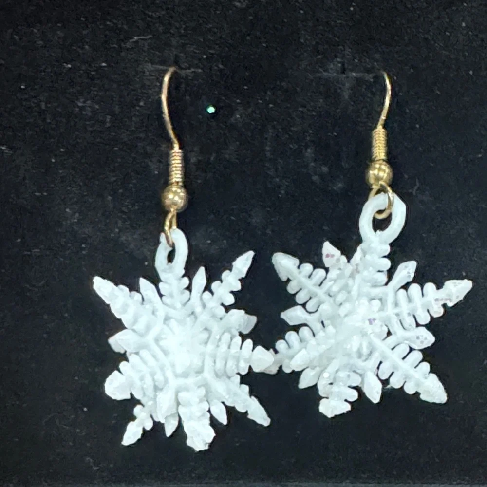 Elegant Snowflake Earrings‎ in White and Gold